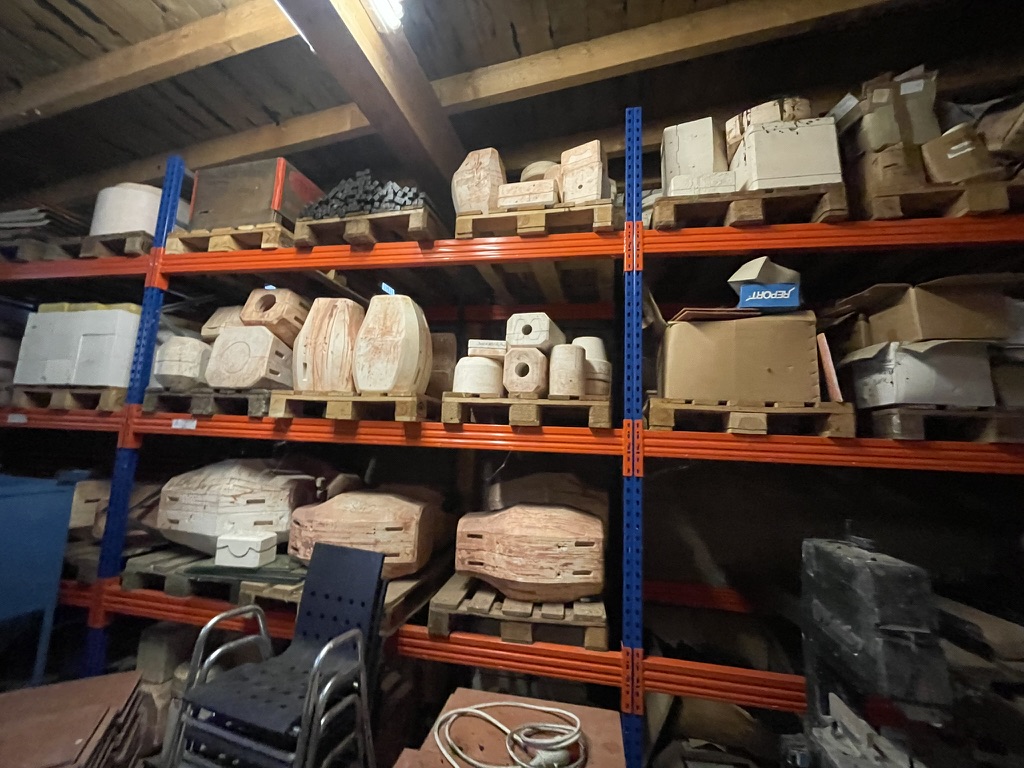 Regale mit keramischen Arbeiten im Bestand der Majolika Manufaktur Karlsruhe