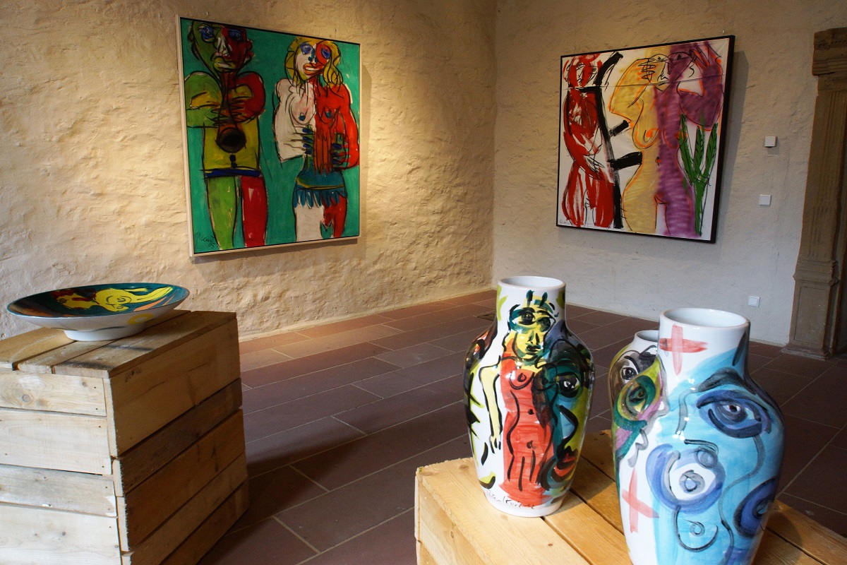 Ausstellungsansicht mit farbstarken Gemälden von Peter Robert Keil aus der Keil Collection Heidelberg