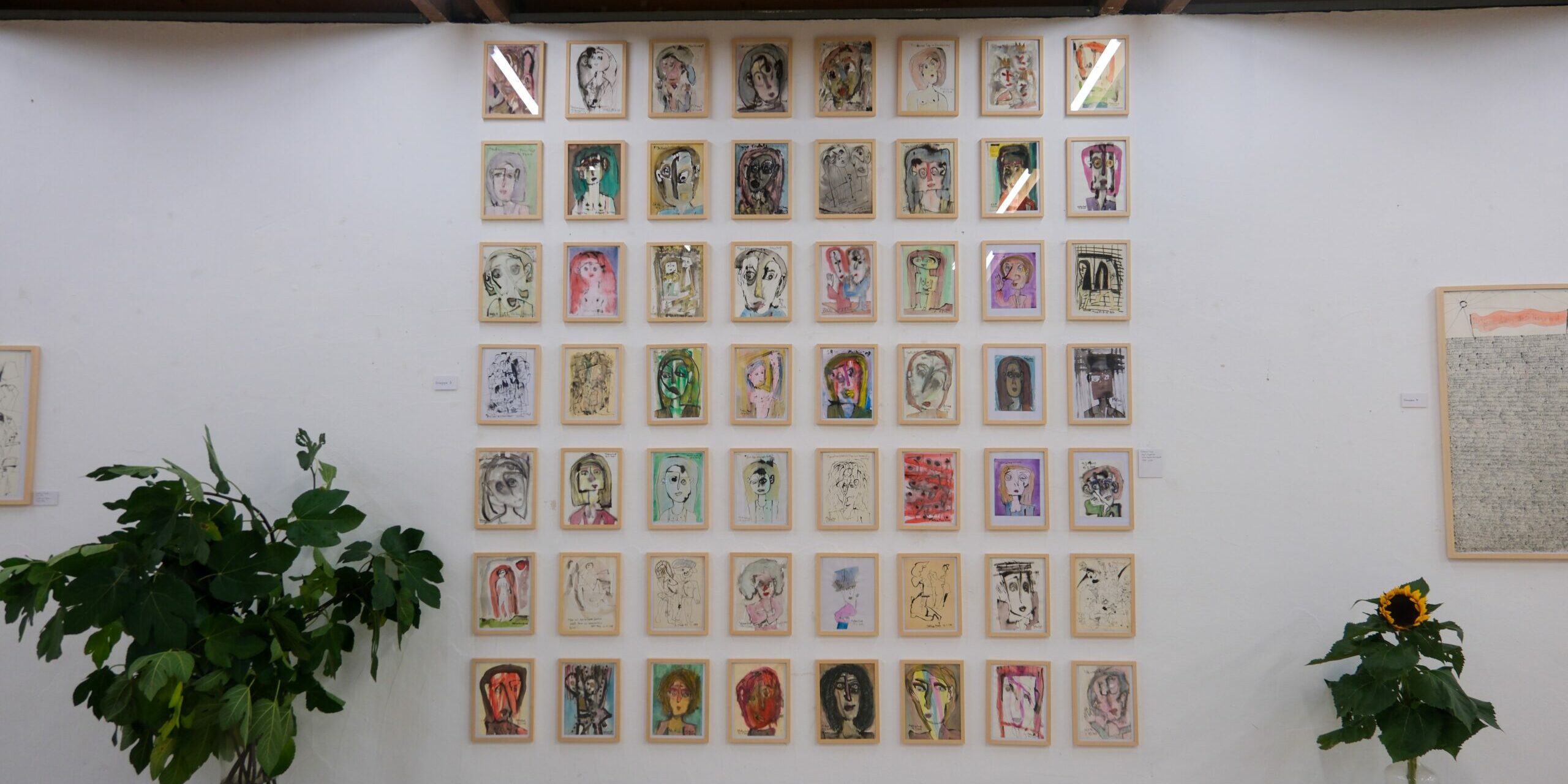 Ausstellungsansicht der Matthias Maaß Collection im Xylon Museum – Wandhängung mit zahlreichen gerahmten Arbeiten von Matthias Maaß